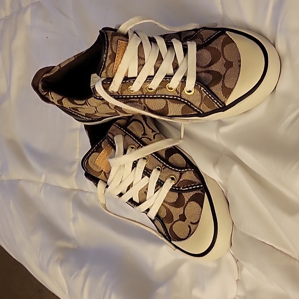Coach tennis shoe, very nice authentic 7.5